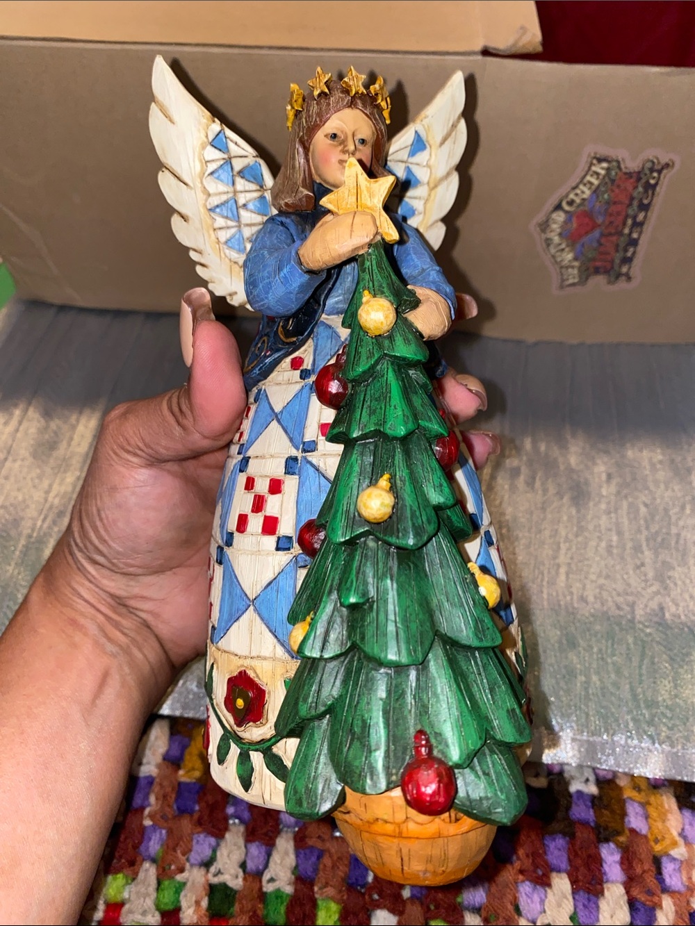 Jim Shore 2002 Heartwood Creek Holiday Angel Figurine with Green Christmas Tree - Picture 3 of 7